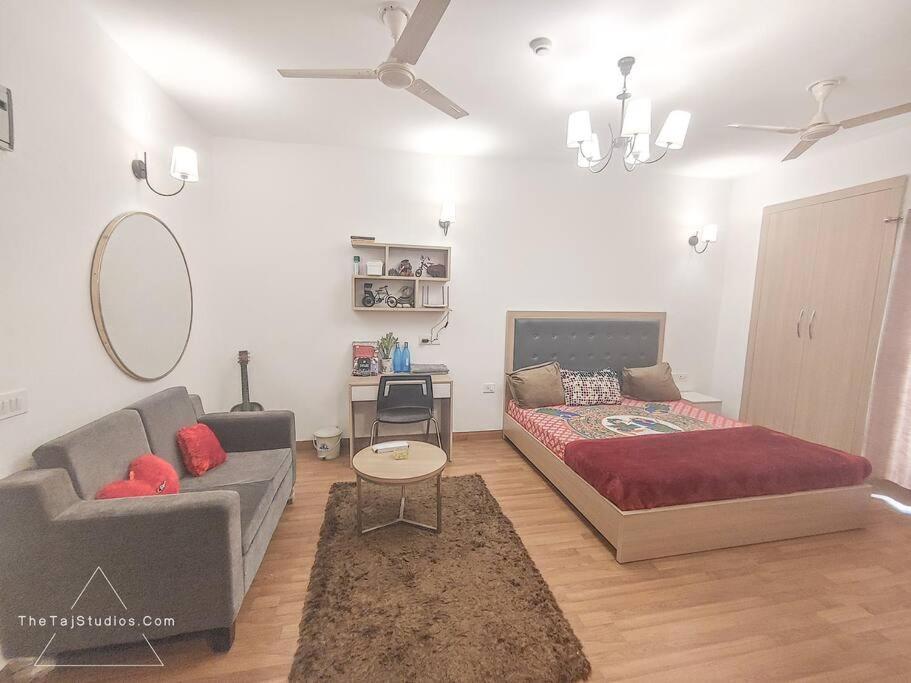 Top Luxury & Couple Friendly Stay Gp By Taj Suites & Studios #New Year Party & Stay Noida Esterno foto