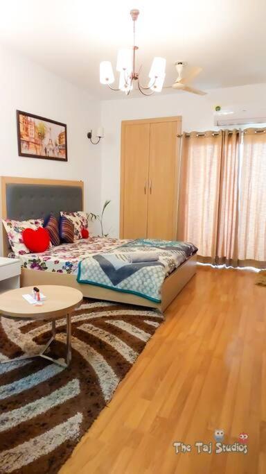 Top Luxury & Couple Friendly Stay Gp By Taj Suites & Studios #New Year Party & Stay Noida Esterno foto