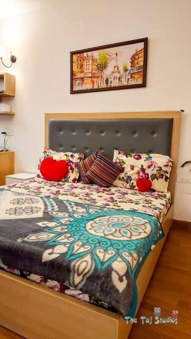 Top Luxury & Couple Friendly Stay Gp By Taj Suites & Studios #New Year Party & Stay Noida Esterno foto