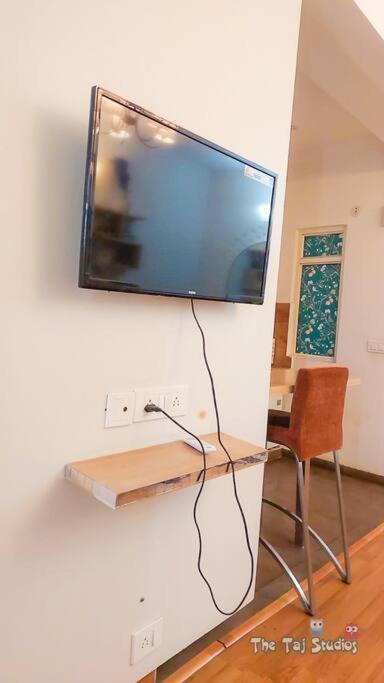 Top Luxury & Couple Friendly Stay Gp By Taj Suites & Studios #New Year Party & Stay Noida Esterno foto
