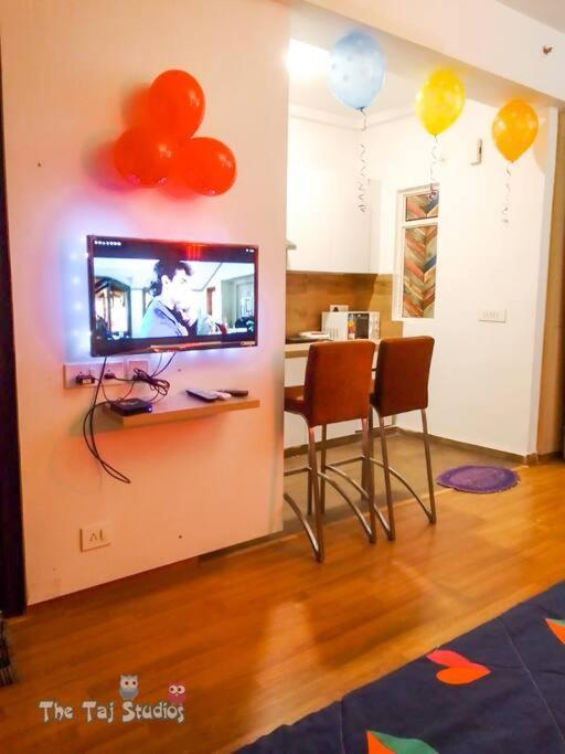 Top Luxury & Couple Friendly Stay Gp By Taj Suites & Studios #New Year Party & Stay Noida Esterno foto