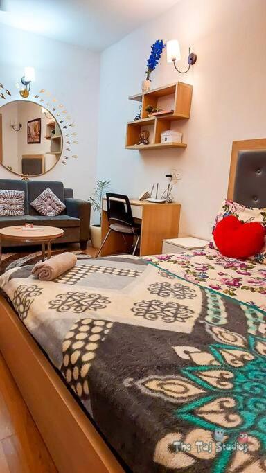 Top Luxury & Couple Friendly Stay Gp By Taj Suites & Studios #New Year Party & Stay Noida Esterno foto