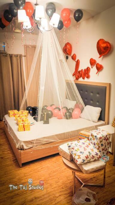 Top Luxury & Couple Friendly Stay Gp By Taj Suites & Studios #New Year Party & Stay Noida Esterno foto