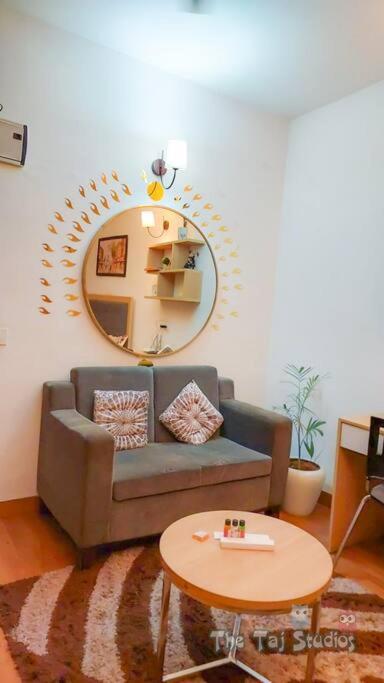 Top Luxury & Couple Friendly Stay Gp By Taj Suites & Studios #New Year Party & Stay Noida Esterno foto