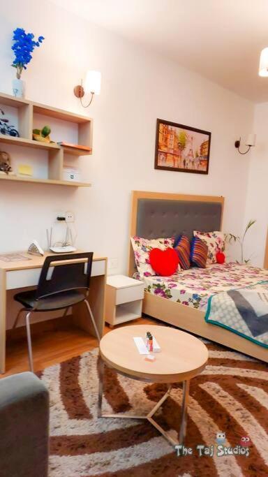 Top Luxury & Couple Friendly Stay Gp By Taj Suites & Studios #New Year Party & Stay Noida Esterno foto