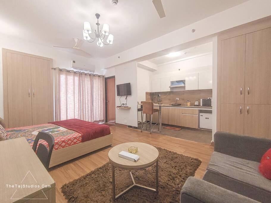 Top Luxury & Couple Friendly Stay Gp By Taj Suites & Studios #New Year Party & Stay Noida Esterno foto