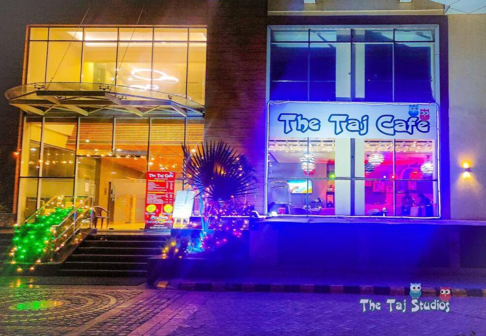 Top Luxury & Couple Friendly Stay Gp By Taj Suites & Studios #New Year Party & Stay Noida Esterno foto
