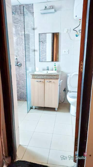 Top Luxury & Couple Friendly Stay Gp By Taj Suites & Studios #New Year Party & Stay Noida Esterno foto