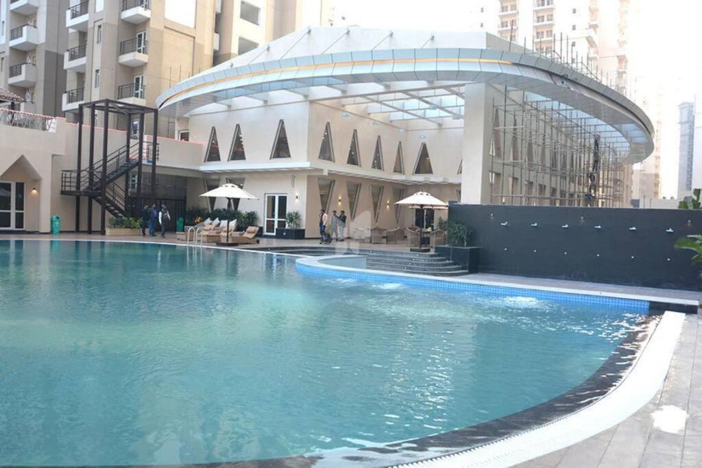 Top Luxury & Couple Friendly Stay Gp By Taj Suites & Studios #New Year Party & Stay Noida Esterno foto