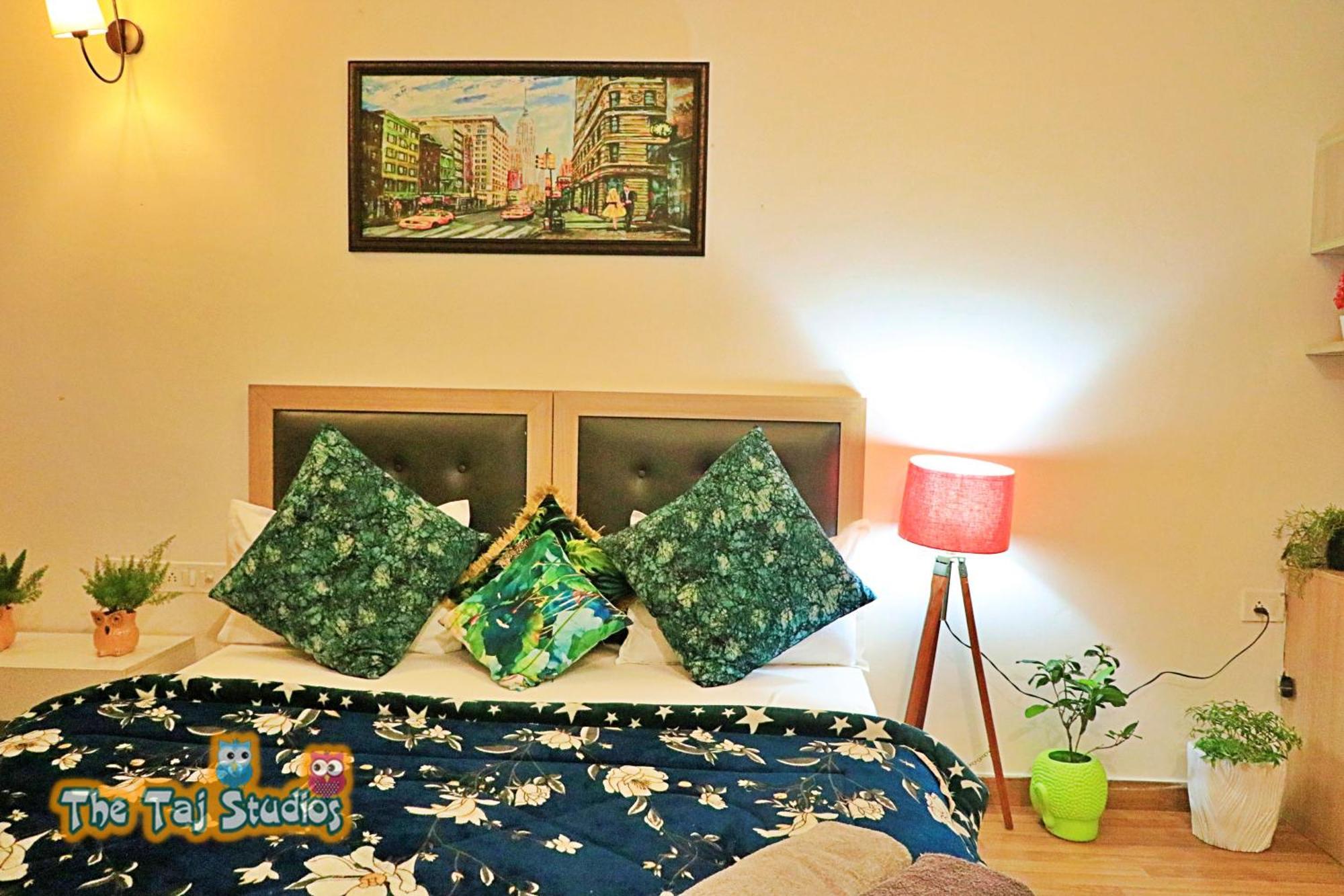 Top Luxury & Couple Friendly Stay Gp By Taj Suites & Studios #New Year Party & Stay Noida Esterno foto