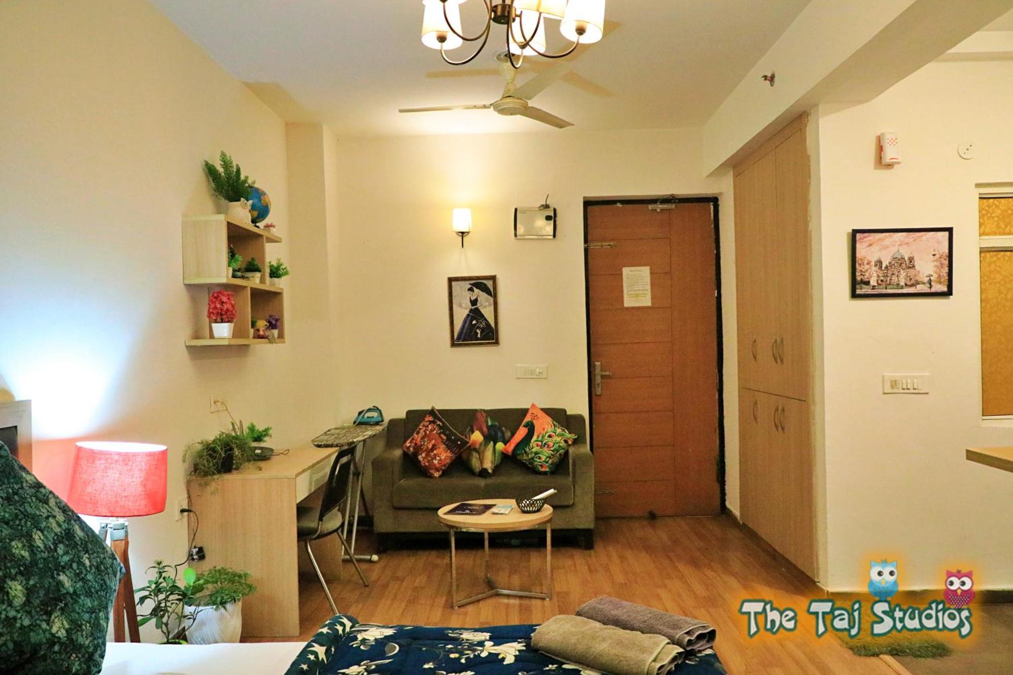 Top Luxury & Couple Friendly Stay Gp By Taj Suites & Studios #New Year Party & Stay Noida Esterno foto