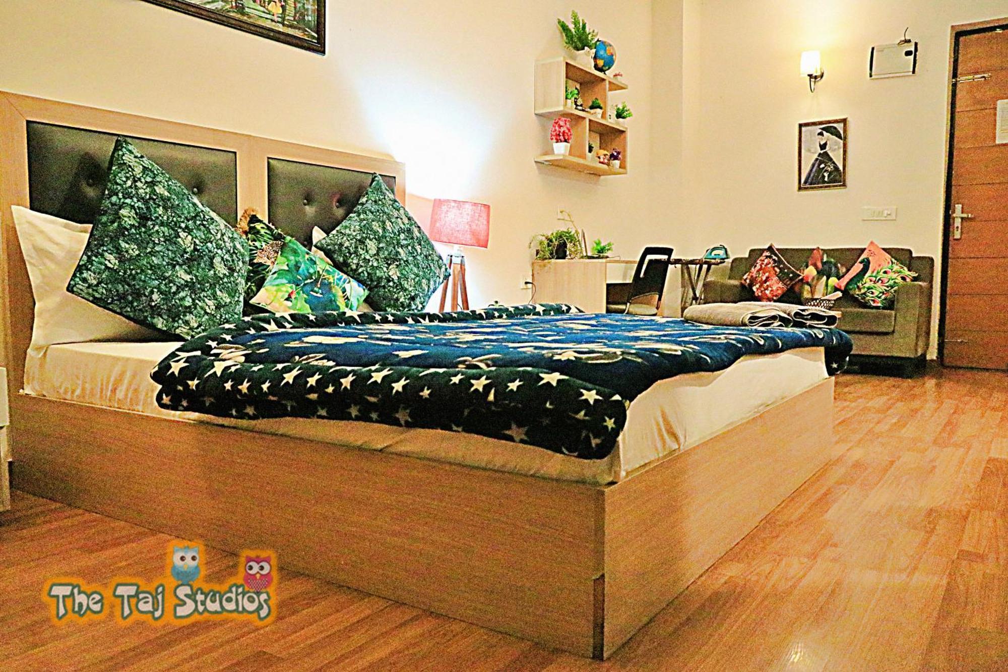 Top Luxury & Couple Friendly Stay Gp By Taj Suites & Studios #New Year Party & Stay Noida Esterno foto